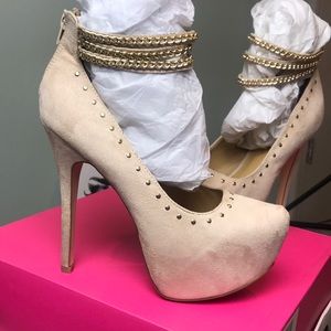 Nude pumps with straps